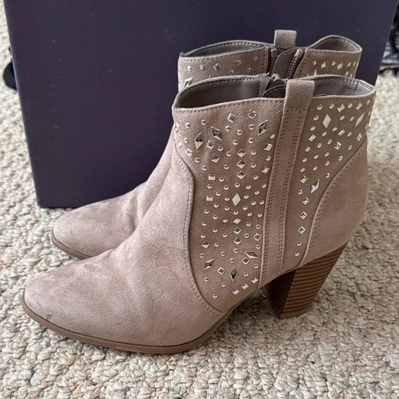 Jennifer Lopez Studded Taupe Suede Ankle Boots - Women’s 8.5 - Picture 4 of 15